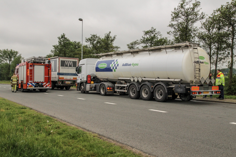 Vastgelopen remmen vrachtwagen zorgt voor brand