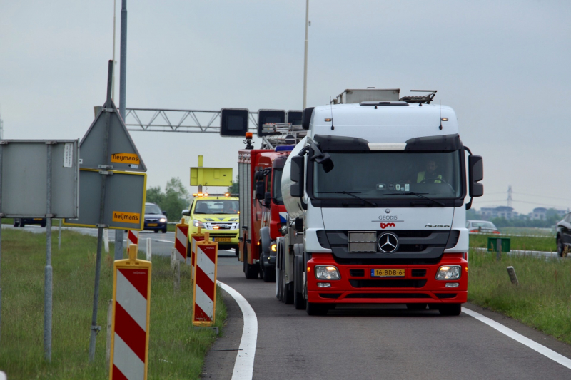 Vastgelopen remmen vrachtwagen zorgt voor brand