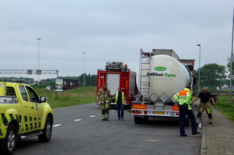 Vastgelopen remmen vrachtwagen zorgt voor brand