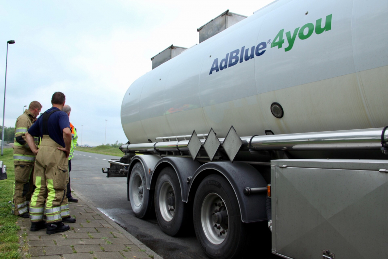 Vastgelopen remmen vrachtwagen zorgt voor brand