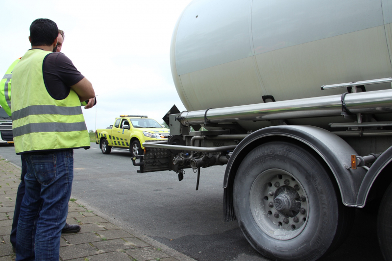 Vastgelopen remmen vrachtwagen zorgt voor brand