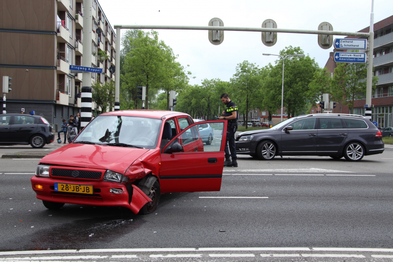 Veel schade na botsing op kruising