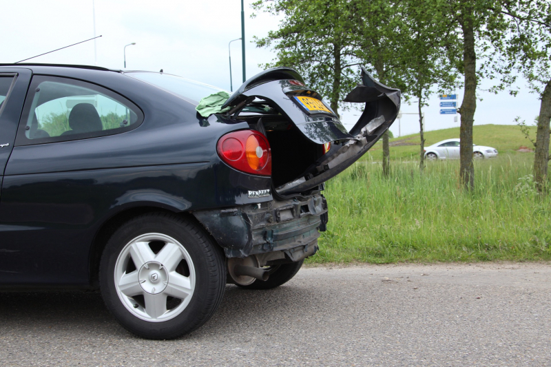 Schade bij botsing op rotonde