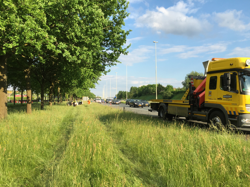 Auto raakt van de weg en knalt tegen boom