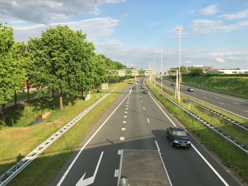Auto raakt van de weg en knalt tegen boom