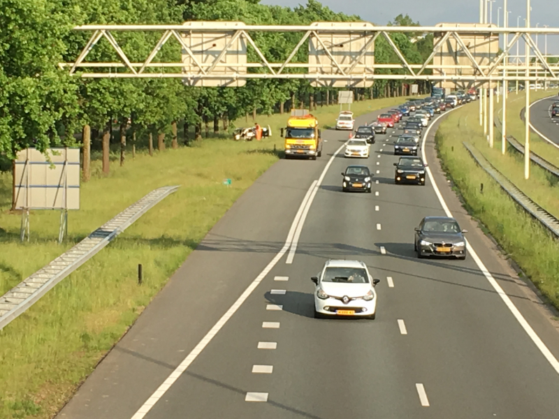 Auto raakt van de weg en knalt tegen boom
