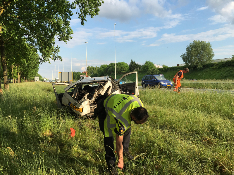Auto raakt van de weg en knalt tegen boom