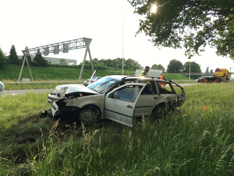 Auto raakt van de weg en knalt tegen boom