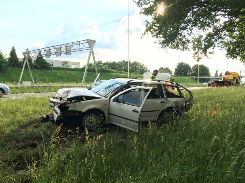 Auto raakt van de weg en knalt tegen boom