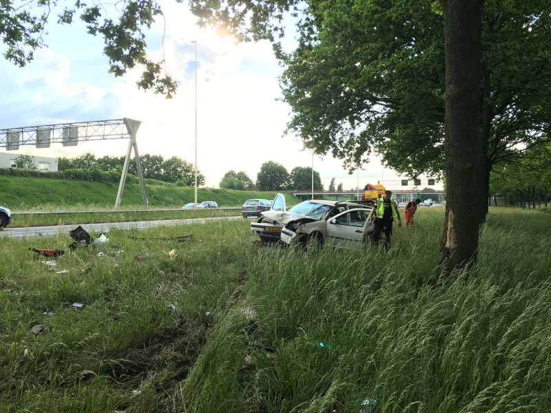 Auto raakt van de weg en knalt tegen boom