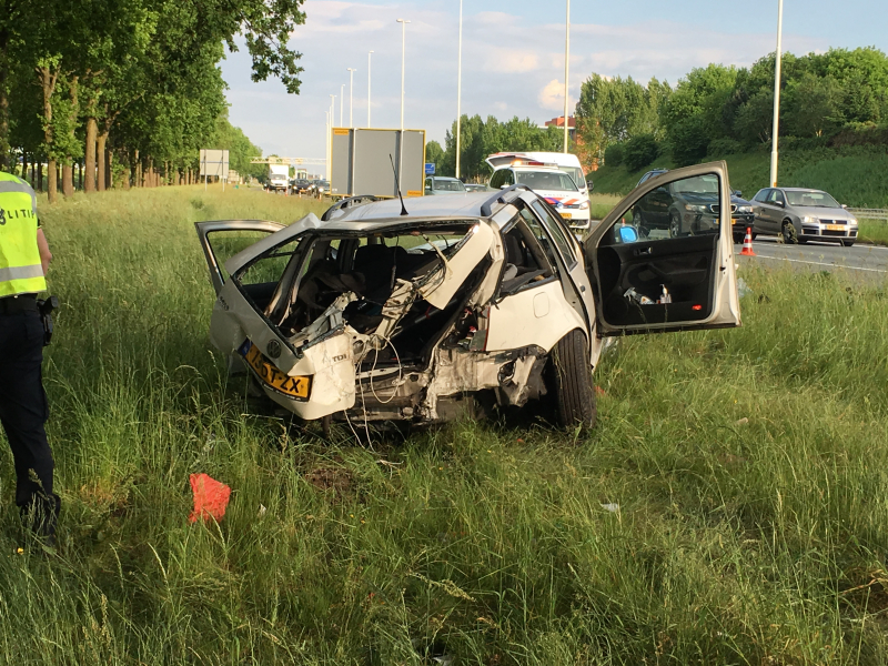 Auto raakt van de weg en knalt tegen boom