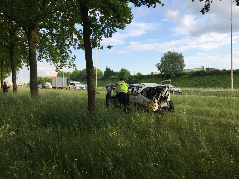 Auto raakt van de weg en knalt tegen boom
