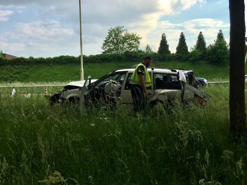 Auto raakt van de weg en knalt tegen boom