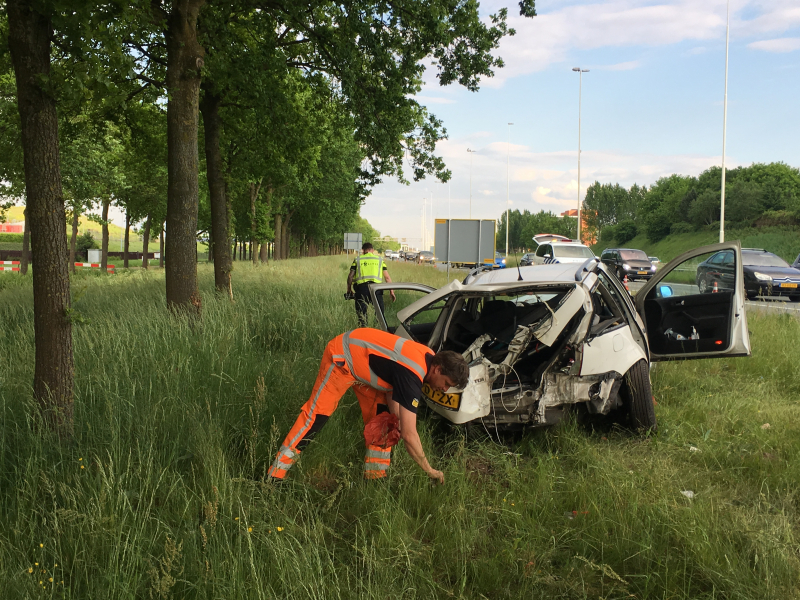 Auto raakt van de weg en knalt tegen boom