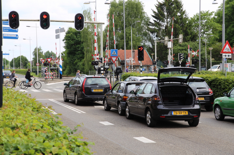 Kind krijgt troostbeertje na kop-staartbotsing