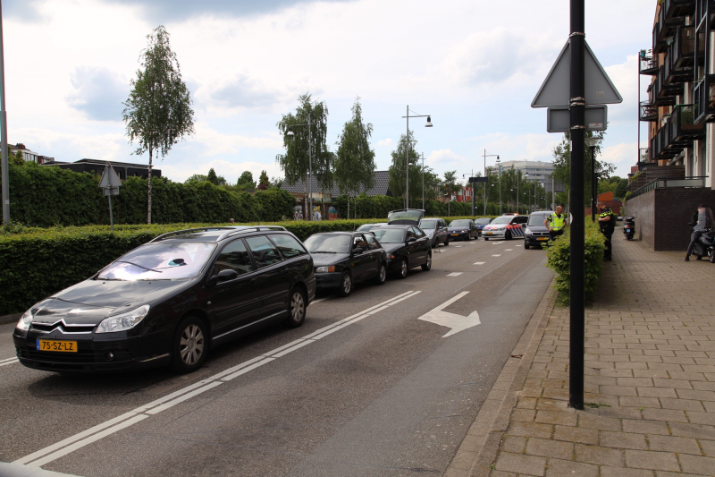 Kind krijgt troostbeertje na kop-staartbotsing