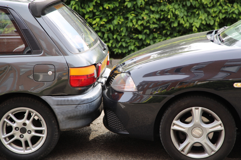Kind krijgt troostbeertje na kop-staartbotsing