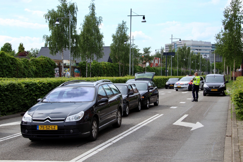 Kind krijgt troostbeertje na kop-staartbotsing
