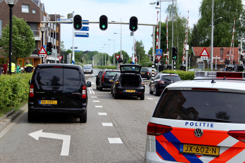 Kind krijgt troostbeertje na kop-staartbotsing