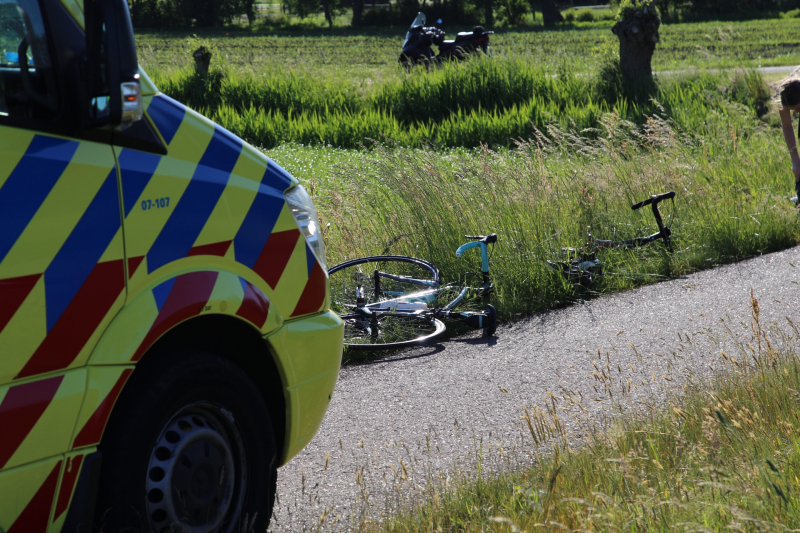 Wielrenner gewond door hobbel in de weg