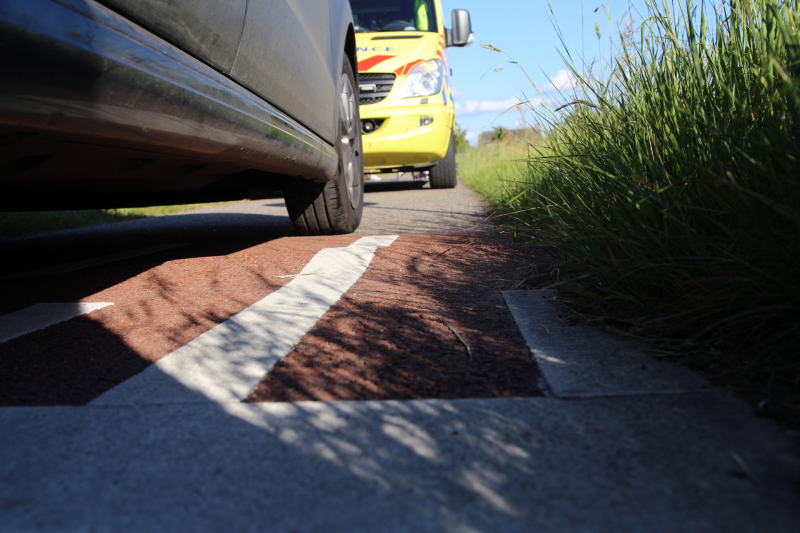 Wielrenner gewond door hobbel in de weg