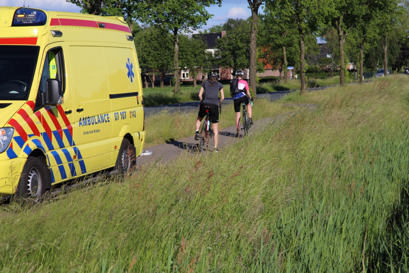 Wielrenner gewond door hobbel in de weg