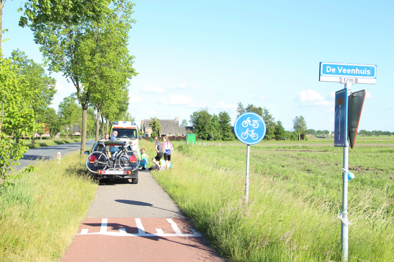 Wielrenner gewond door hobbel in de weg