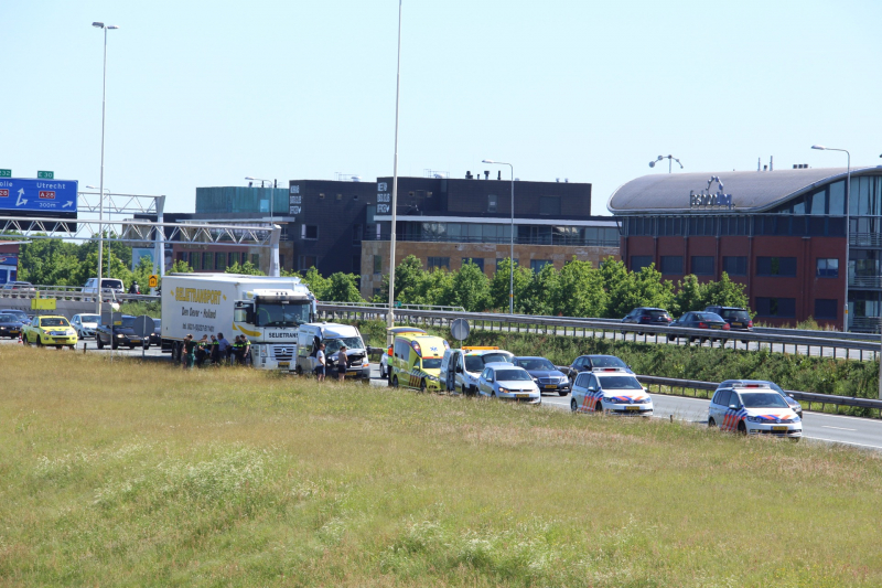 Bestelbus knalt achterop vrachtwagen