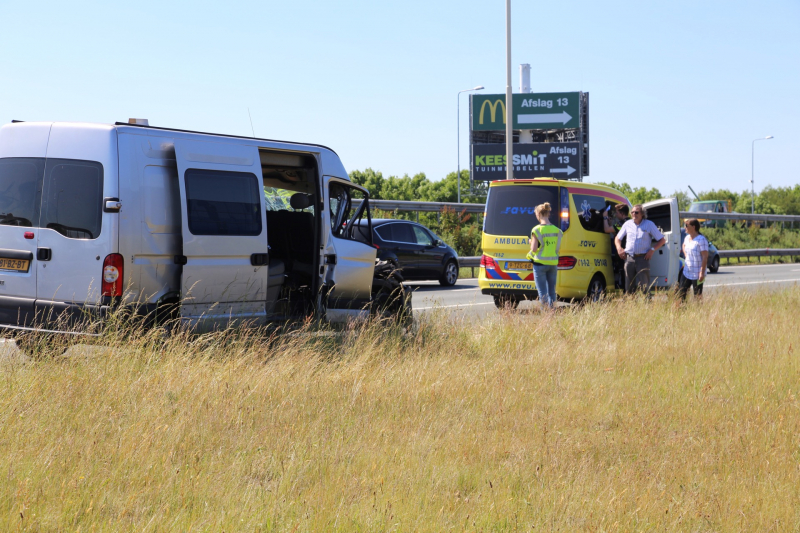 Bestelbus knalt achterop vrachtwagen
