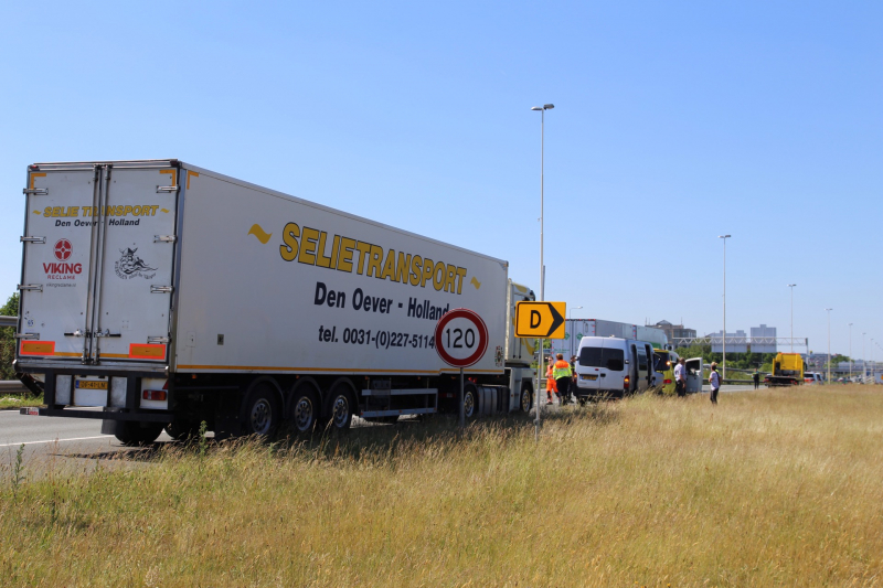 Bestelbus knalt achterop vrachtwagen