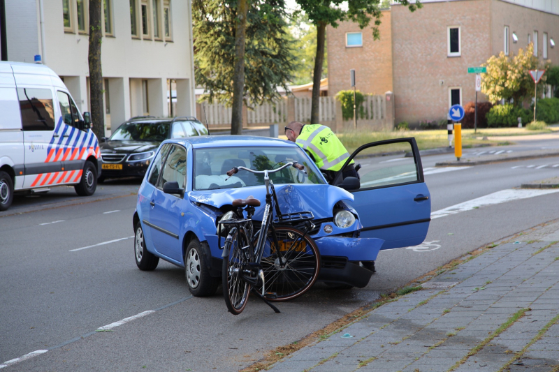 Automobiliste rijdt fietsster aan en knalt tegen boom