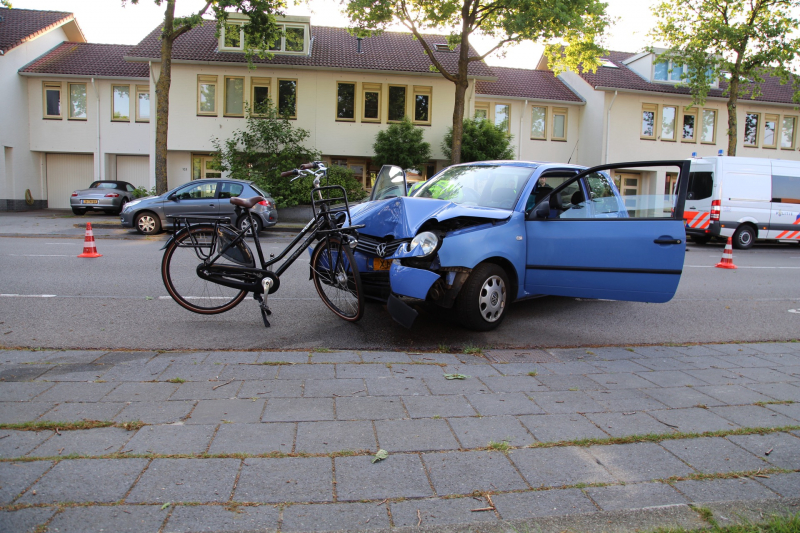 Automobiliste rijdt fietsster aan en knalt tegen boom
