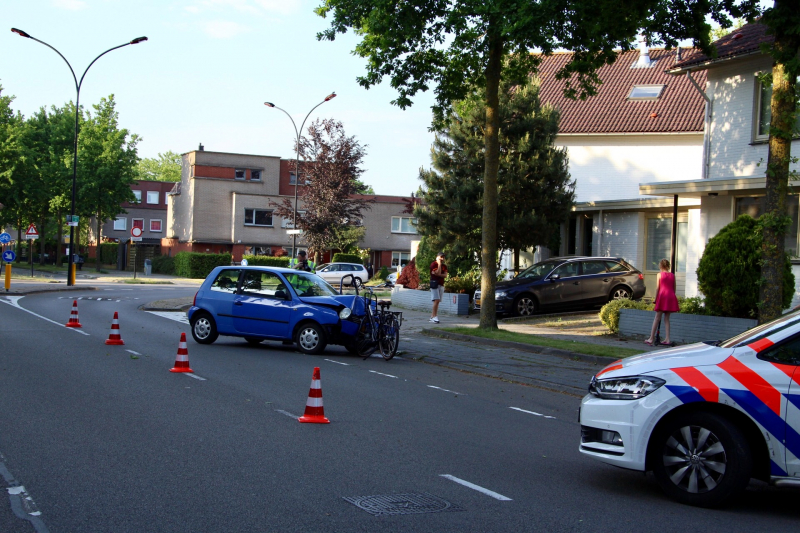 Automobiliste rijdt fietsster aan en knalt tegen boom