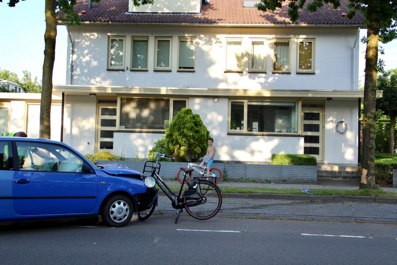 Automobiliste rijdt fietsster aan en knalt tegen boom