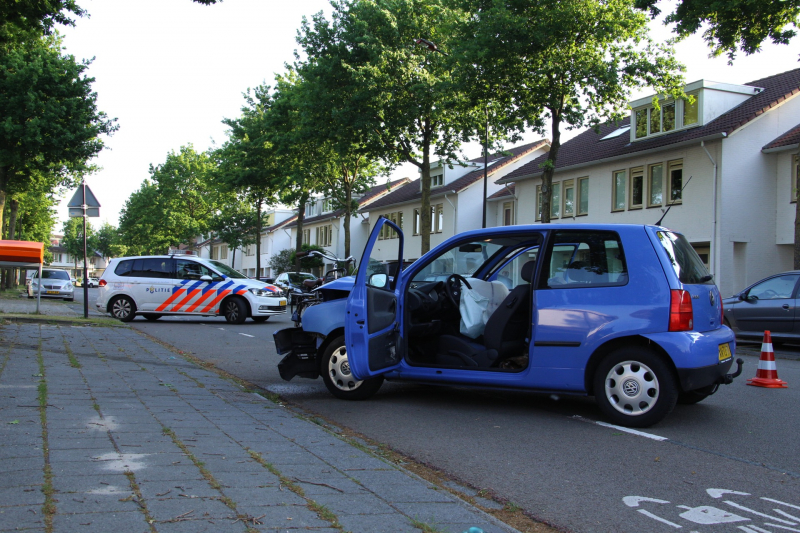 Automobiliste rijdt fietsster aan en knalt tegen boom