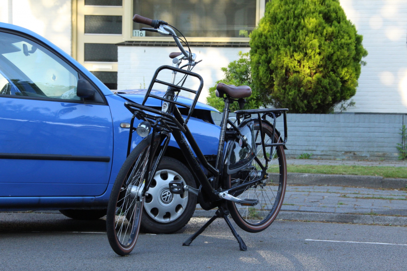 Automobiliste rijdt fietsster aan en knalt tegen boom