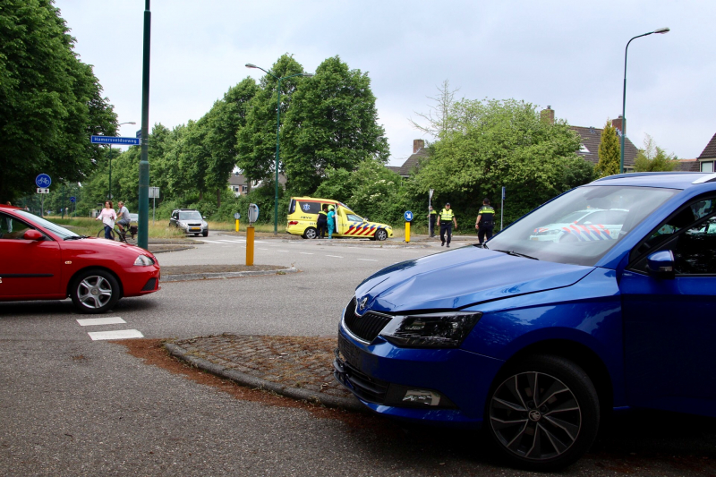 Auto over de kop na botsing