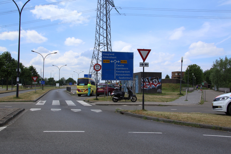 Brommer aangereden door auto
