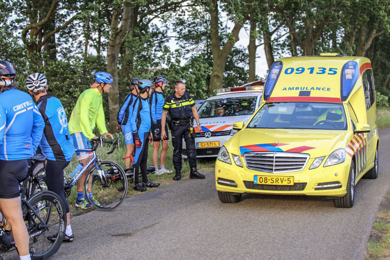 Wielrenners gewond na botsing met motorrijders