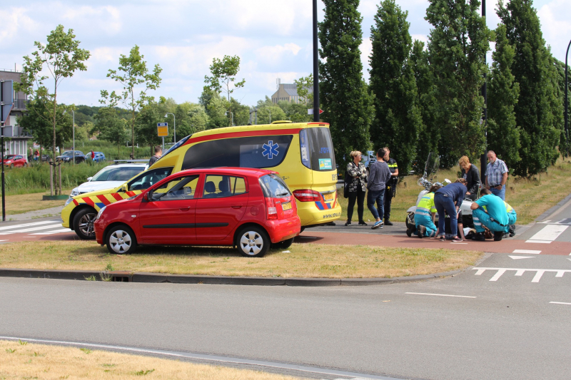 Scooterrijdster gewond na botsing met auto