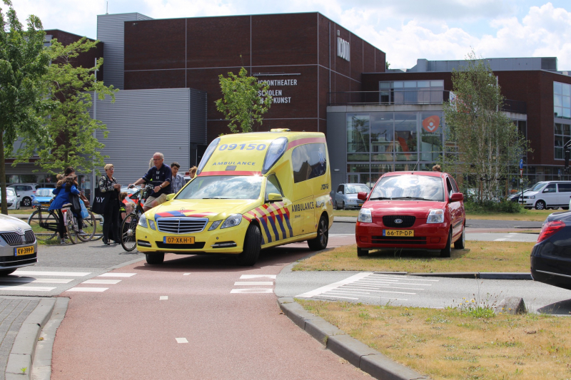 Scooterrijdster gewond na botsing met auto