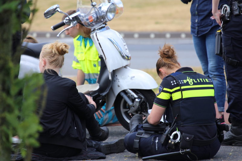 Scooterrijdster gewond na botsing met auto