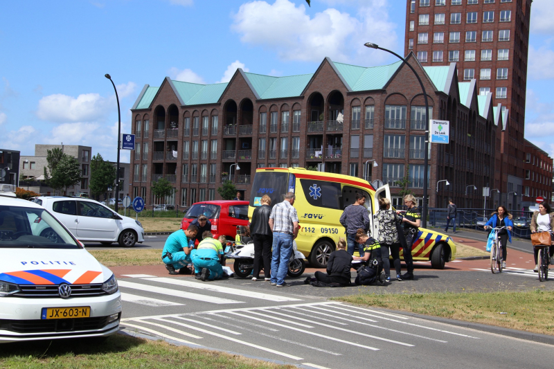 Scooterrijdster gewond na botsing met auto
