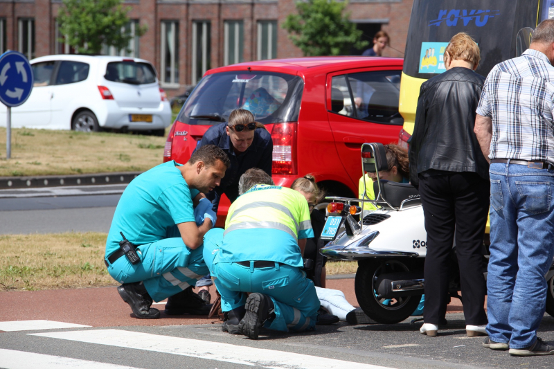 Scooterrijdster gewond na botsing met auto