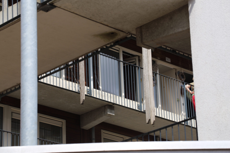 Deur opengeramt voor pannetje op het vuur