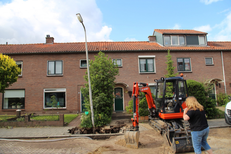 Waterbreuk zorgt voor gat in wegdek