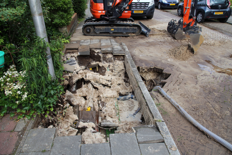 Waterbreuk zorgt voor gat in wegdek