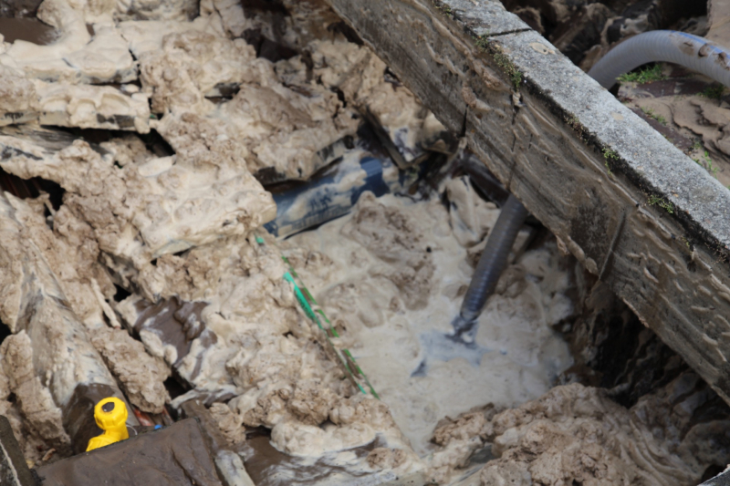 Waterbreuk zorgt voor gat in wegdek