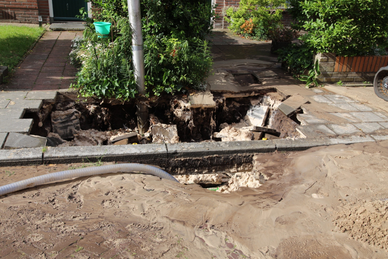 Waterbreuk zorgt voor gat in wegdek