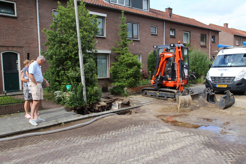 Waterbreuk zorgt voor gat in wegdek